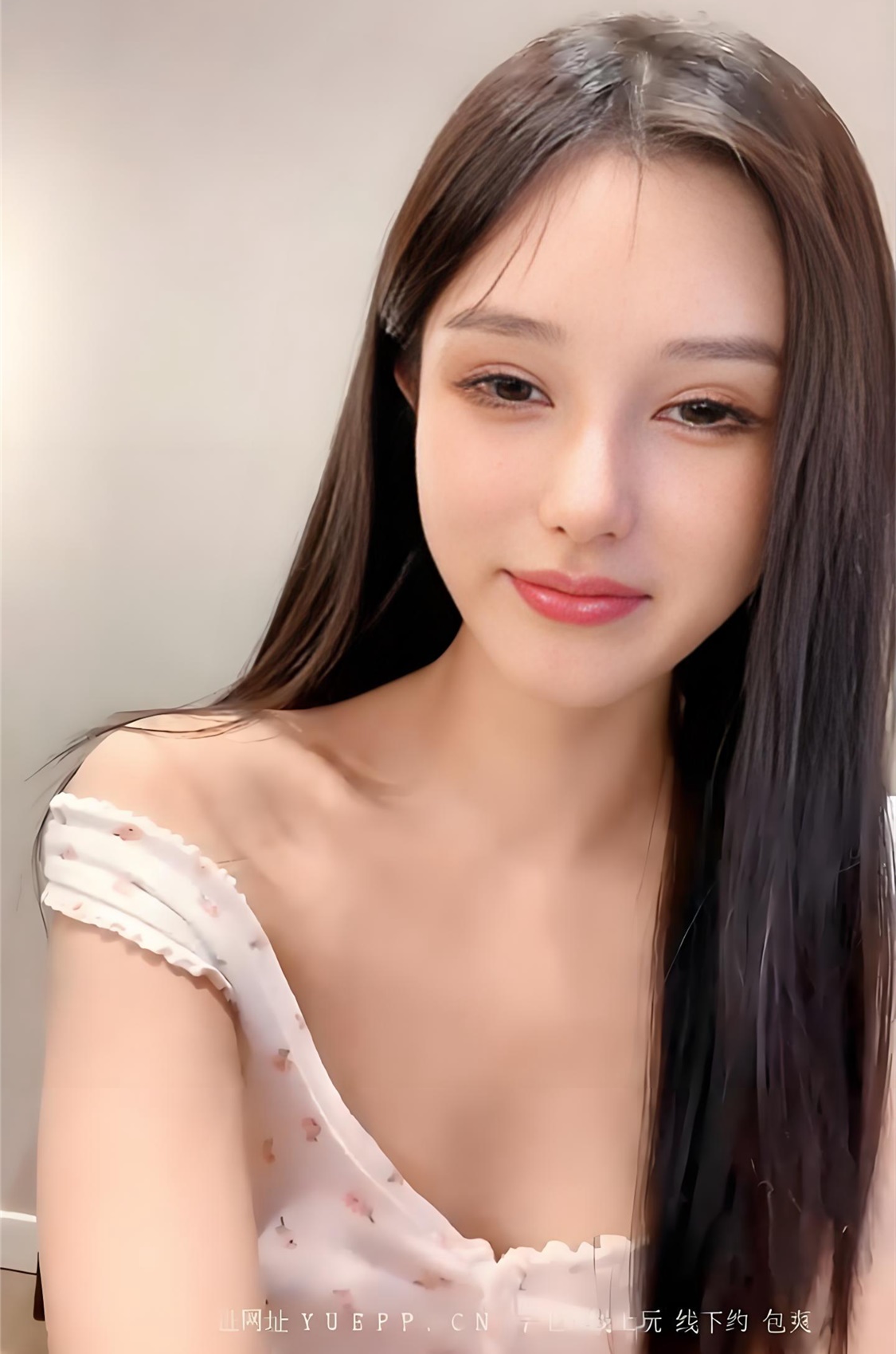 超美網紅臉女神妹子，性感白絲比基尼，身材超棒，人間尤物椅子上特寫白虎穴[1V 788 MB]